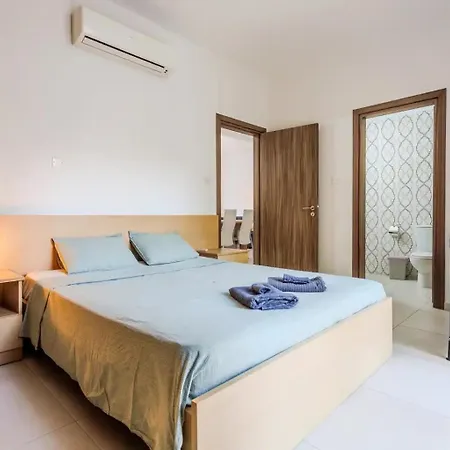 Luxury 2br 1 Min To