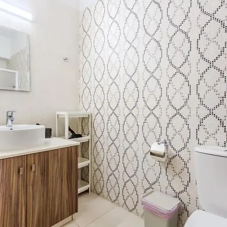 Luxury 2br 1 Min To Apartment Larnaca